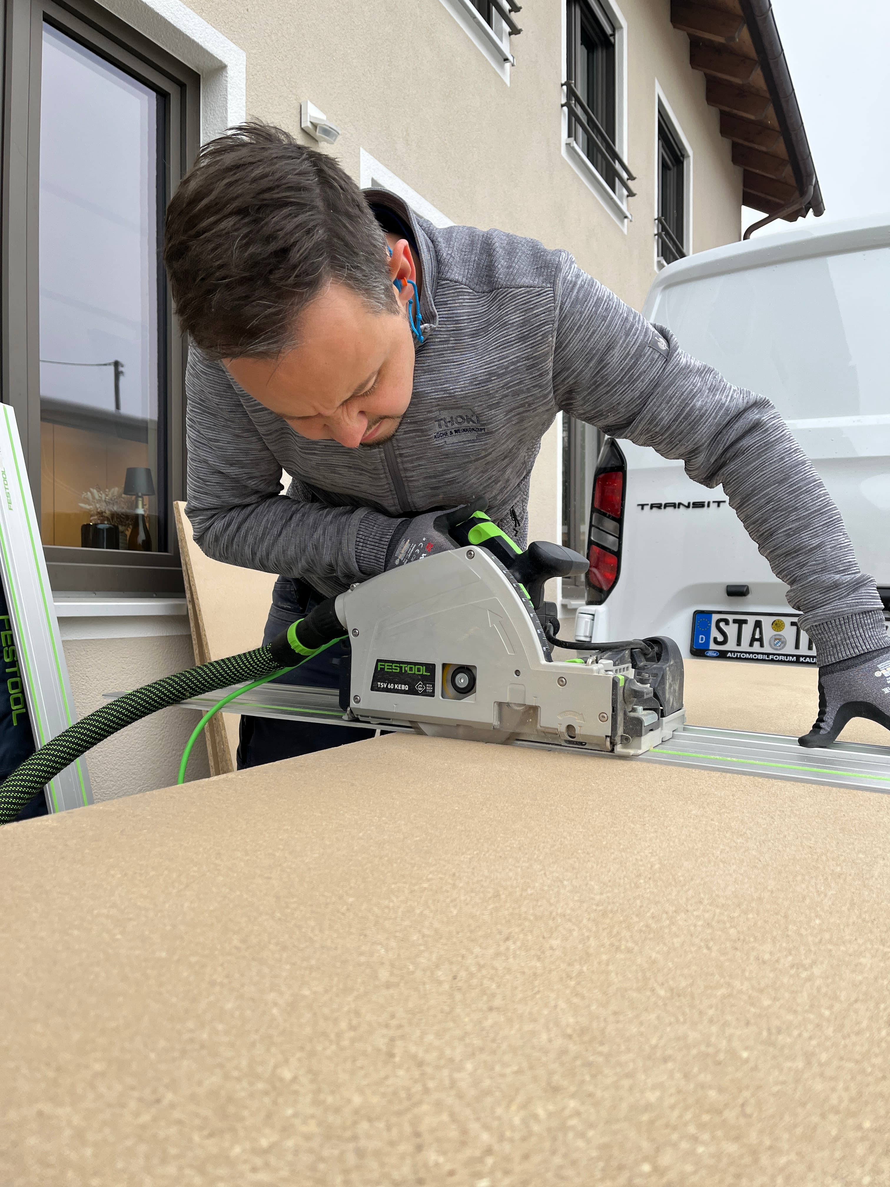 Thomas Kirschner schneidet eine Arbeitsplatte zu